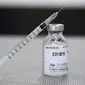 Sebuah dosis vaksin virus corona COVID-19 disiapkan di Pusat Medis Sheba Tel Hashomer, Kota Ramat Gan, Israel, 17 Desember 2020. Israel akan meluncurkan kampanye vaksinasi virus corona COVID-19 pada 20 Desember 2020. (Xinhua/JINI/Gideon Markowicz)