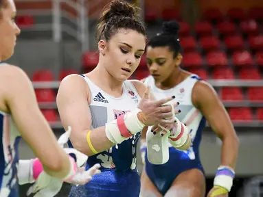 Atlet senam Ruby Harrold asal United Kingdom memakai kapur ditangannya saat berlatih jelang penampilannya di ajang Olimpiade 2016 di Rio Olympic Arena di Rio de Janeiro, Brazil, (4/8). (REUTERS/REUTERS/Dylan Martinez)