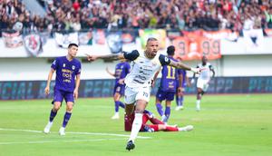 Persija Jakarta sukses mengungguli tuan rumah Persita Tangerang pada babak pertama pekan ke-19 Super League 2025/2026 di Stadion Indomilk Arena, Jumat (30/1/2026) sore WIB. Tampak Gustavo Almeida saat mencetak gol pertama tim. (Bola.com/M Iqbal Ichsan)