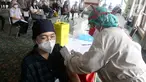 Petugas medis yang bertugas sebagai vaksinator memvaksin tenaga kesehatan (Nakes) Siloam Hospitals, Tangerang, Rabu (11/8/2021). Vaksin Moderna dosis ketiga yang diterima nakes bertujuan untuk mencegah penularan Covid-19 sebagai garda depan dalam penanganan pandemi. (Liputan6.com/HO/Firdi)