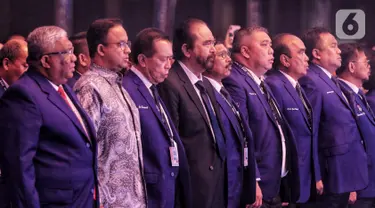 Ketum Partai NasDem Surya Paloh (tengah) bersama Gubernur DKI Jakarta Anies Baswedan (kedua kiri) menghadiri pembukaan Kongres II Partai NasDem di JIExpo, Jakarta, Jumat (8/11/2019). Kongres II Partai NasDem mengusung tema Restorasi Untuk Indonesia Maju. (Liputan6.com/Johan Tallo)