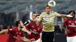 Pemain SPAL Thiago Cionek (kanan) menyundul bola saat menghadpi AC Milan pada pertandingan Liga Italia di Stadion San Siro, Milan, Italia, Kamis (31/10/2019). AC Milan menang 1-0 atas SPAL. (AP Photo/Antonio Calanni)