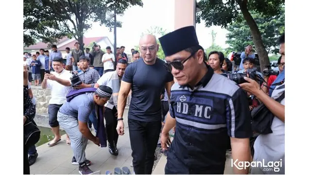 7 Potret Deddy Corbuzier Saat Menjalankan Salat Jumat Pertamanya