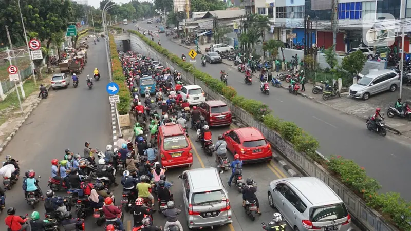 Kemacetan Parah Hiasi Masa Transisi PSBB di Pasar Minggu
