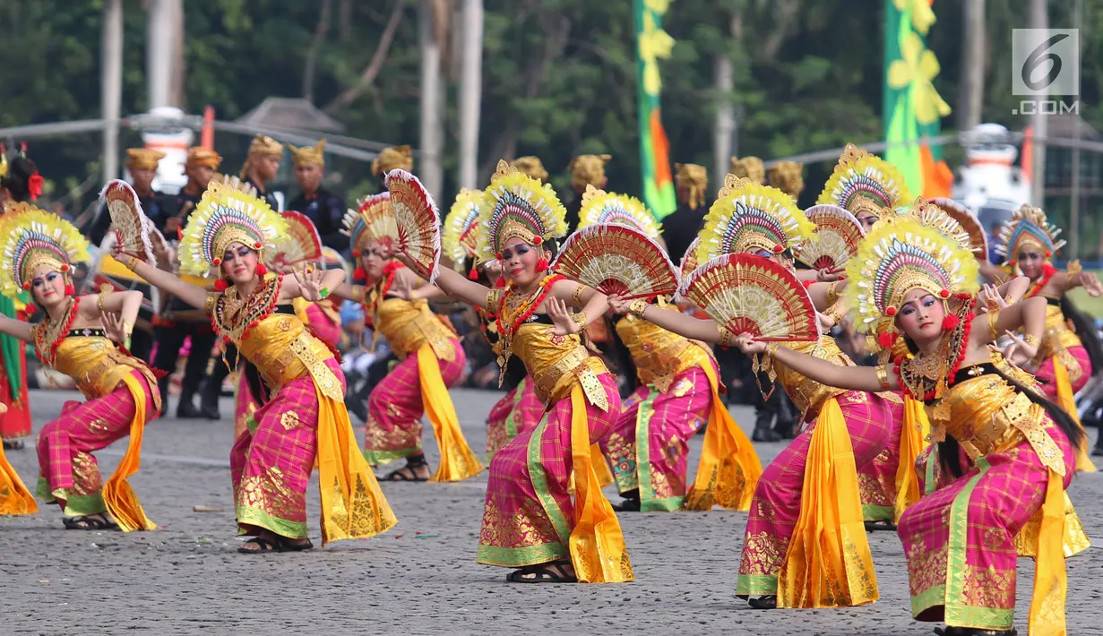 Atraksi tari kolosal menampilkan tarian khas dari berbagai wilayah di Indonesia memeriahkan peringatan HUT Bhayangkara ke-71 di Monas, Jakarta, Senin (10/7). Atraksi itu menunjukkan Polri mendukung keberagaman di Indonesia. (Liputan6.com/Angga Yuniar)