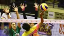 ertandingan antara Jakarta Elektrik PLN melawan Jakarta PGN Popsivo Polwan pada putaran kedua final four Proliga 2017 di GOR C'Tra Arena, Bandung, Jawa Barat, Jumat (14/4). Jakarta Elektrik PLN dengan skor 3-0. (Liputan6.com/Yoppy Renato)