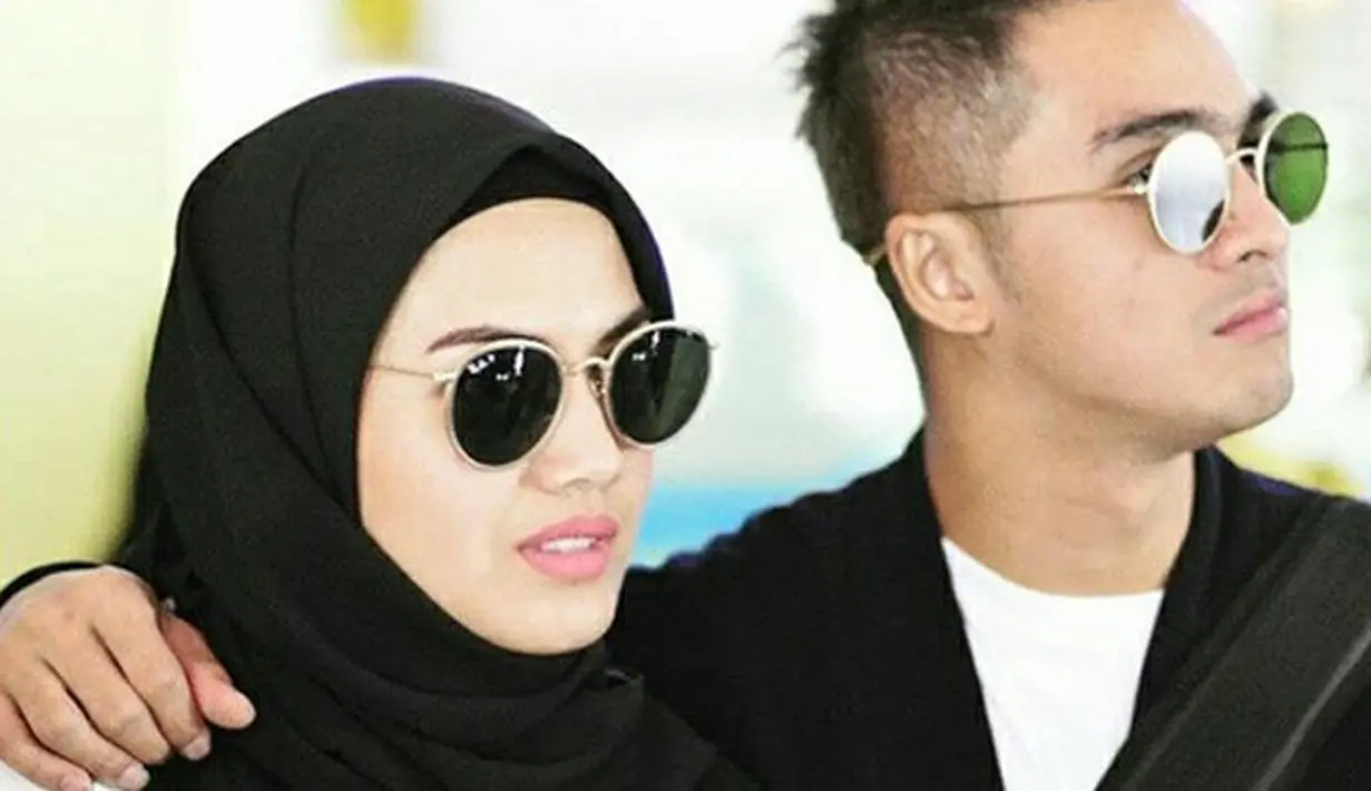 "Ini juga salah satu bentuk rasa syukur dan terima kasih aku kepada Allah karena telah memberikan suami yang baik, sayang sama anak-istri, insha Allah soleh, udah gitu cakep lagi (hasegh!)," tulis bintang film Kakek Cangkul ini. (Instagram/herfiza)