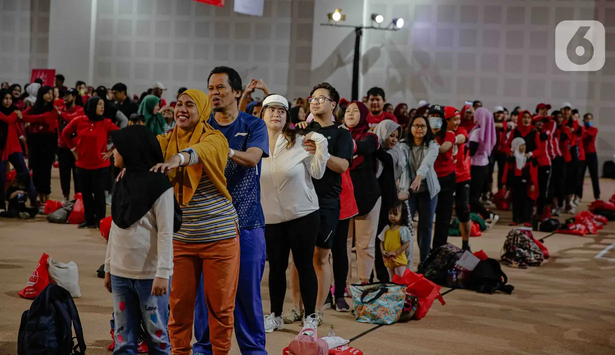 Peserta mengikuti fun exercise yang diadakan PRUActive Family by Prudential di Balai Kartini, Jakarta, Minggu (26/11/2023). (Liputan6.com/Faizal Fanani)