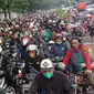 Antrean panjang ribuan pemudik sepeda motor dan mobil di Pelabuhan Merak pada arus mudik Lebaran 2022. (Liputan6.com/Yandhi Deslatama)