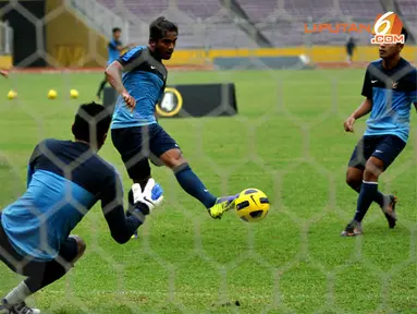 Zulham Malik Jamrun mencoba mengecoh penjaga gawang Nurul Huda dalam latihan yang digelar Selasa sore.  (Liputan6.com/Helmi Fithriansyah)