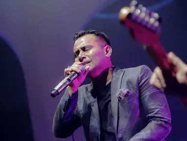 Penyanyi Judika tampil dalam konser yang bertajuk 'Rindu Kamu yang Dulu' di The Pallas SCBD, Jakarta, Jumat (14/2/2020). Dalam penampilannya Judika membawakan 10 lagu diantaranya, Sampai Akhir, Sampai Kau Jadi Milikku, dan Malaikat. (Liputan6.com/Faizal Fanani)