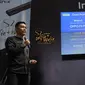 Eko Susanto, Marketing Manager Infinix Indonesia membandingkan teknologi kamera depan ganda S2 Pro dengan ponsel milik pesaing. (Liputan6.com/Agustin Setyo Wardani)