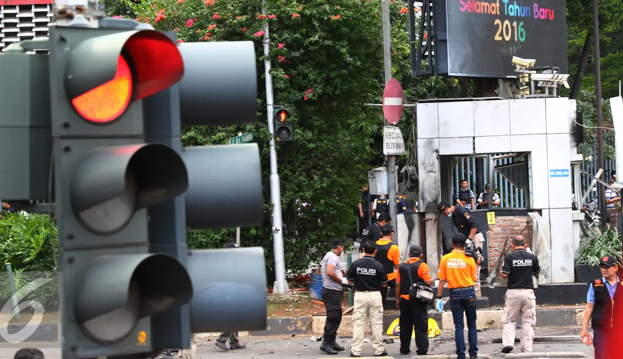 Sejumlah Personil kepolisian saat melakukan penyelidikan di lokasi pos pol sarinah, Jakarta, Kamis, (14/1/2016). Beberapa ledakan dan suara senjata api terjadi di pusat ibukota. (Liputan6.com/Yudha Gunawan)