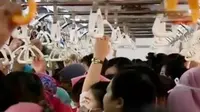 Kepadatan penumpang kereta commuter line terasa saat jam-jam sibuk, yaitu jam berangkat dan pulang kerja. (Liputan 6 SCTV)