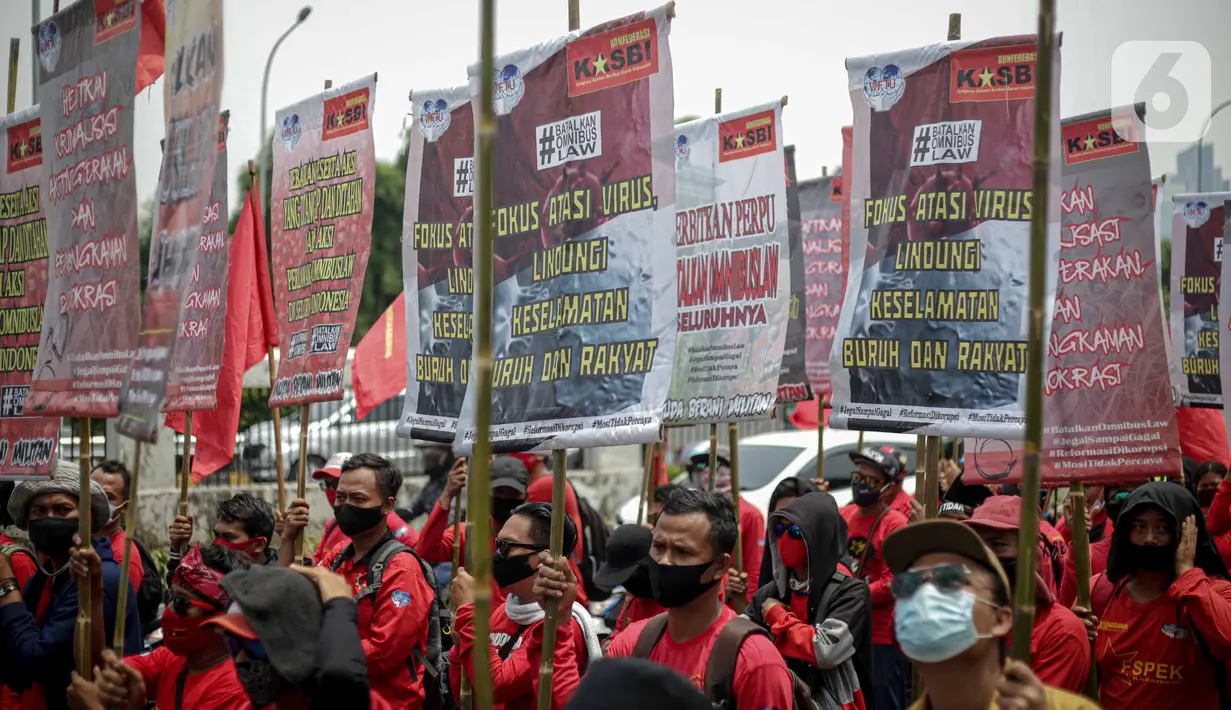 Massa buruh menggelar unjuk rasa di depan Kompleks Gedung DPR/MPR, Jakarta, Selasa (17/11/2020). Buruh kembali menggelar aksi lanjutan menuntut pemerintah dan DPR untuk mencabut Omnibus Law Undang-Undang Cipta Kerja. (Liputan6.com/Faizal Fanani)