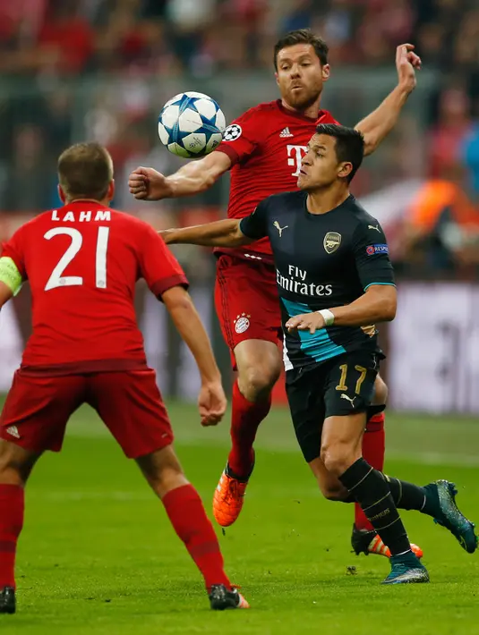 Penyerang Arsenal, Alexis Sanchez (tengah) berusaha melewati dua pemain Bayern Muenchen pada lanjutan Grup F liga champions di stadion Allianz Arena, Munich, Jerman (4/11). Muenchen menang atas Arsenal dengan skor 5-1. (Reuters/John Sibley) 