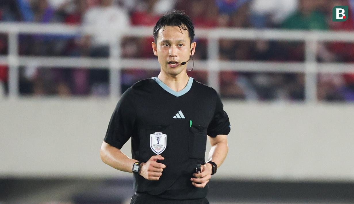 Wasit Koji Takasaki bertugas memimpin laga Timnas Indonesia vs Filipina dalam laga terakhir Grup B yang digelar di Stadion Manahan, Solo, Sabtu (21/12/2024). Peluang kedua tim masih bisa lolos ke semifinal Piala AFF 2024 membuat laga berjalan sangat seru. (Bola.com/Abdul Aziz)