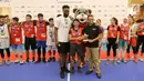 Gubernur DKI Jakarta Anies Baswedan dan pemain NBA Boston Celtics, Jaylen Brown memberikan penghargaan kepada pemain Jr NBA Indonesia pada puncak acara National Training Camp di Pluit Village Mall, Jakarta, Minggu (29/7). (Liputan6.com/Fery Pradolo)