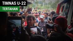 Berita video Timnas Indonesia U-22 SEA Games 2017 sempat tertahan 15 menit di luar Stadion Shah Alam jelang laga pertama di Grup B melawan Thailand, Selasa (15/8/2017).