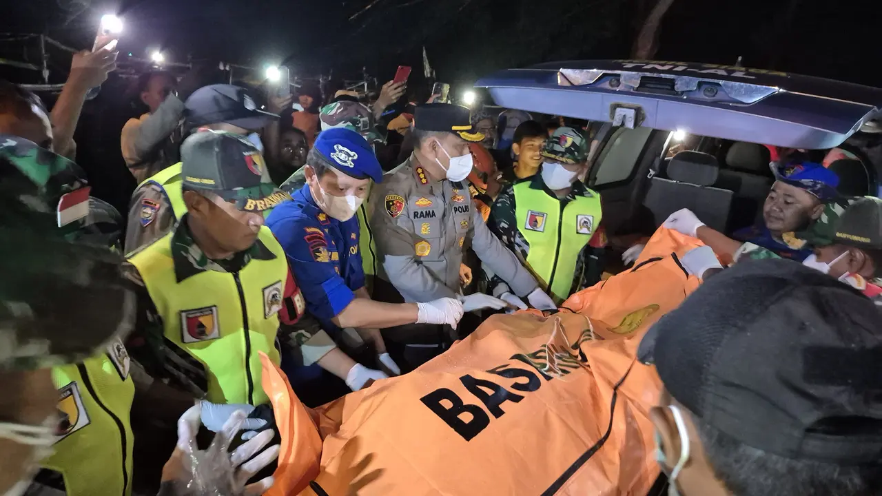 Aparat kepolisian dan TNI dimpimpin Kapolresta Banyuwangi Kombes Pol Rama Samtama Putra (Tengah) mengevakuasi jenazah yangb ditemukan di kawasan teluk Banyubiru Taman Nasional Alas Purwo (Istimewa)