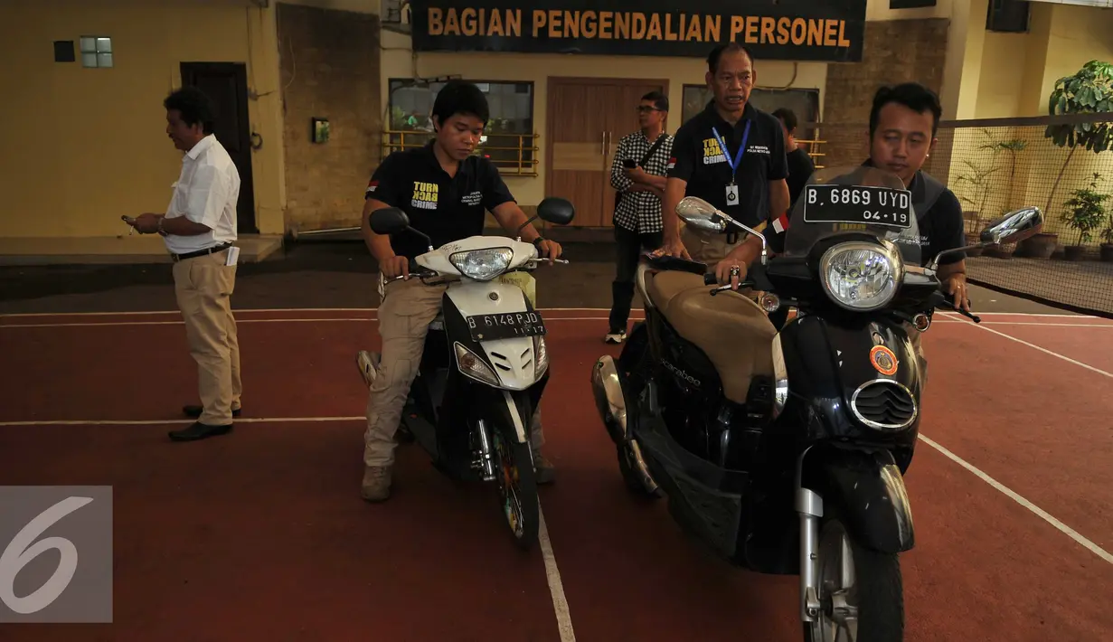 Petugas membawa motor hasil curian saat rilis kasus kejahatan di Jakarta, Senin (15/8). Kasus yang dirilis diantaranya tindak pidana perjudian dan pencucian uang dan tindak pencurian dengan kekerasan. (Liputan6.com/Gempur M Surya)
