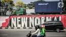 Pengendara melintasi mural bertema tatanan normal baru atau 'New Normal' di kawasan Tanjung Barat, Jakarta, Selasa (9/6/2020). Mural itu pesan menyambut era new normal ketika setiap orang harus mengedepankan protokol kesehatan saat berkegiatan di tengah pandemi COVID-19. (Liputan6.com/Faizal Fanani)