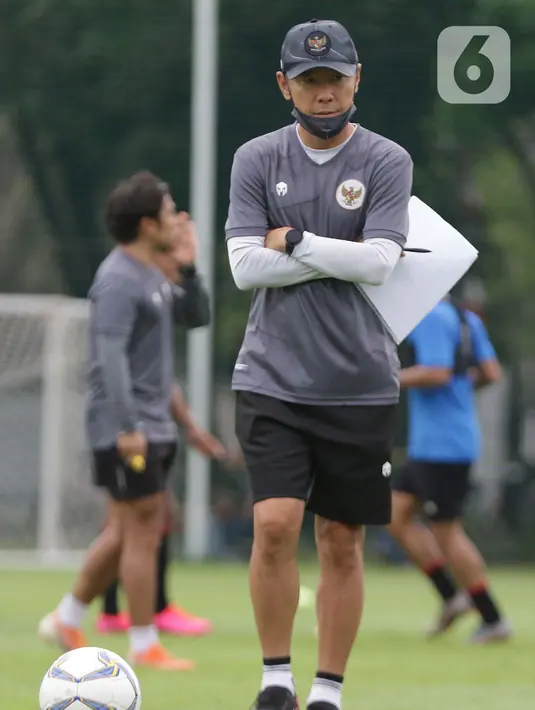Pelatih Tim Nasional Indonesia Shin Tae-yong saat latihan perdana Timnas U-22 di Lapangan D, Kompleks Gelora Bung Karno, Senayan, Jakarta, Rabu (10/2/2021). Latihan perdana Timnas U-22 diikuti 31 pemain untuk ajang SEA Games 2021 di Vietnam. (Liputan6.com/Helmi Fithriansyah)