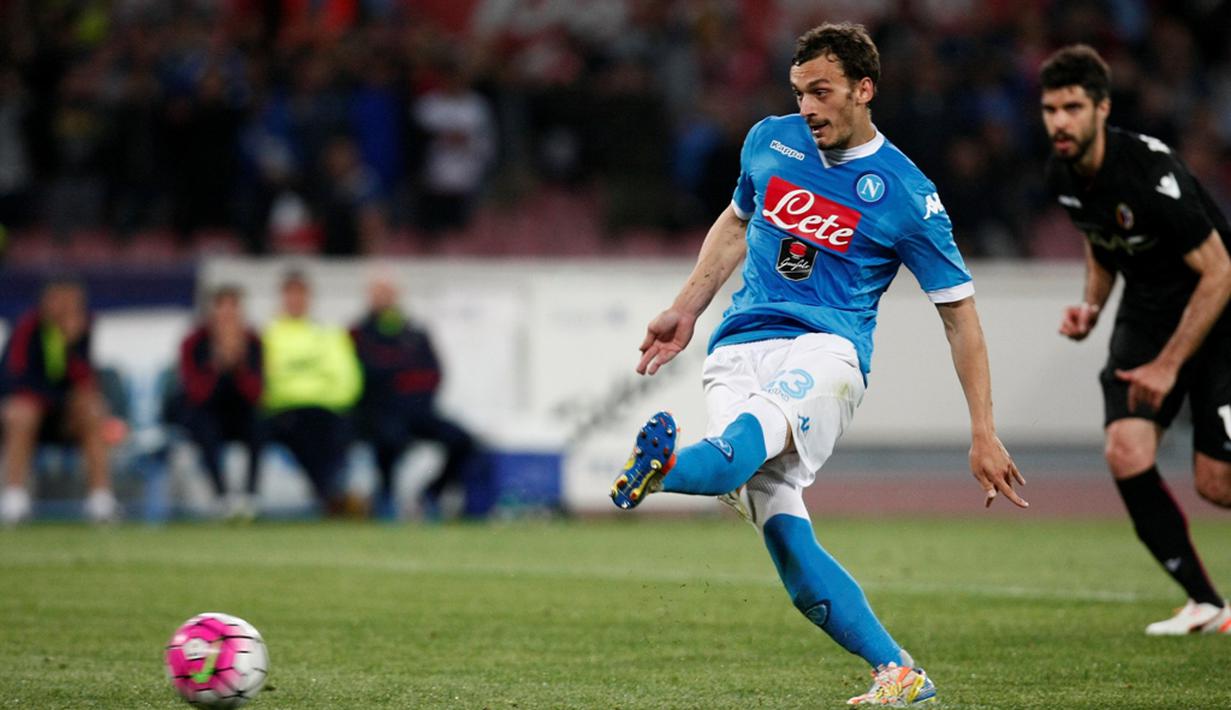 Striker Napoli, Manolo Gabbiadini, mencetak gol melalui penalti ke gawang Bologna dalam laga Serie A Italia di Stadion San Paolo, Naples, Rabu (20/4/2016) dini hari WIB. (AFP/Carlo Hermann)