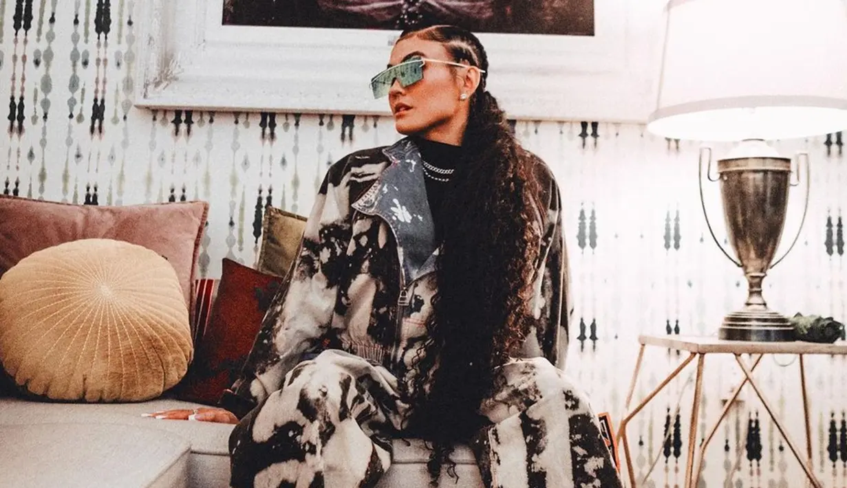 Rambut hitam panjang Agnez Mo beberapa tahun lalu sempat mencuri perhatian netizen. Pasalnya, penampilannya ini terlihat begitu berbeda dibandingkan sebelumnya. (Liputan6.com/IG/@agnezmo)