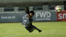 Kiper PSMS Medan, Dhika Bayangkara, berusaha menghalau bola saat pertandingan melawan PSM Makassar pada laga Piala Presiden di Stadion GBLA, Bandung, Selasa (16/1/2018). PSMS Medan menang 2-1 atas PSM Makassar. (Bola.com/M Iqbal Ichsan)