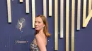 Hannah Einbinder tampil curi perhatian saat suarakan Free Palestine di panggung Emmy Awards 2025. Ia mengenakan gaun satu bahu dengan payet perak dan sulaman mutiara hitam matte. [Louis Vuitton]