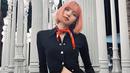 Tampil dengan busana serba hitam, Lisa pun hanya menambahkan detail pada syal yang mengikat di lehernya. Namun, penampilannya satu ini pun cukup menonjolkan warna rambutnya yang berwarna pink. (Liputan6.com/IG/@lalalalisa_m)