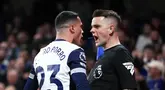 Pemain Tottenham Hotspur, Pedro Porro, bersitegang dengan wasit Craig Pawson saat melawan Chelsea dalam laga pekan 30 Premier League di Stadion Stamford Bridge, Jumat (4/4/2025) dini hari WIB. (AP Photo/Ian Walton)