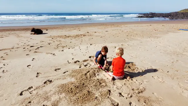 Ilustrasi anak-anak menggali pasir (unsplash)