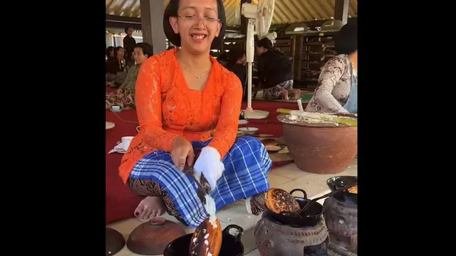Aksi Para Putri Sultan HB X Masak Apem di Dapur Keraton Yogyakarta, Bersila Depan Tungku Dibalut Kebaya