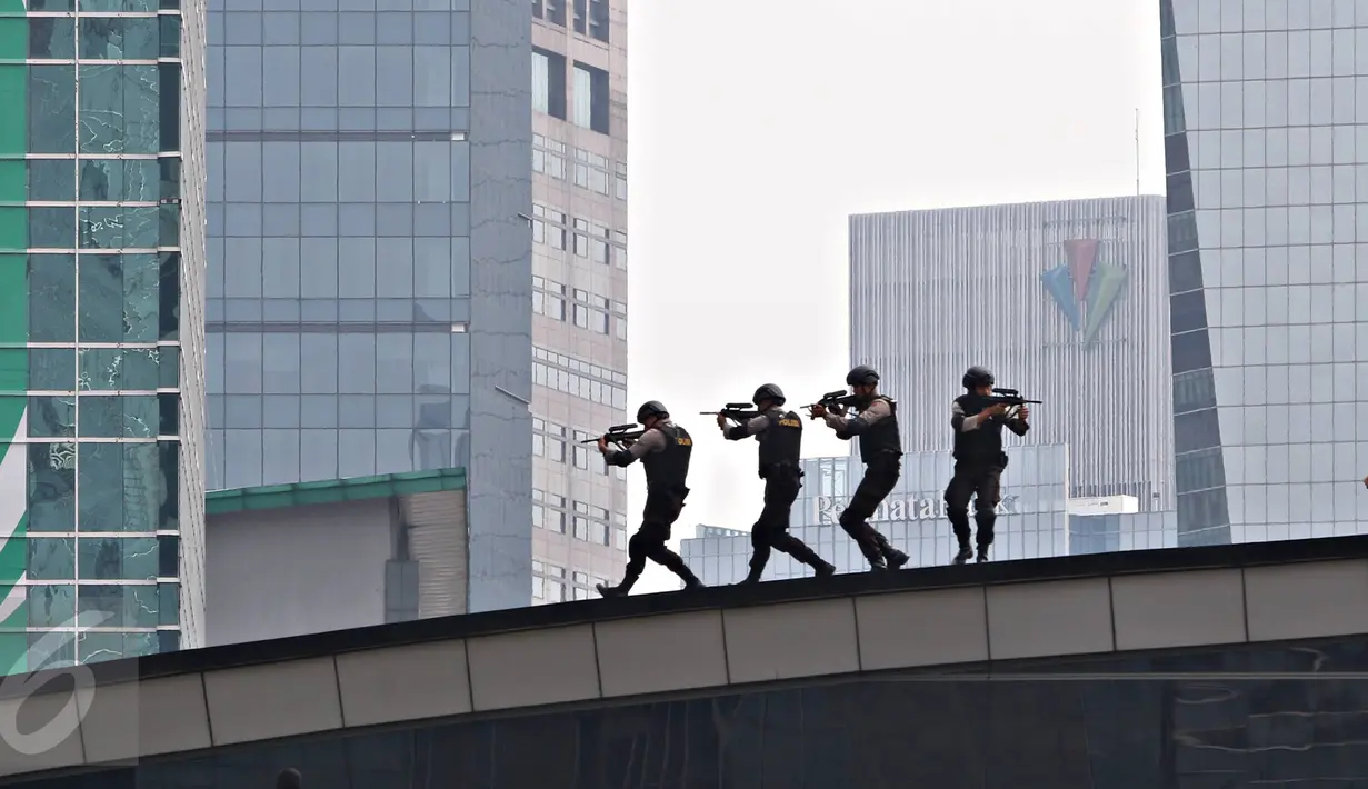 Sejumlah polisi bersenjata lengkap ikut ambil bagian dalam simulasi penanggulangan bom di lapangan Direktorat Sabhara Polda Metro Jaya, Kamis (4/2). Simulasi dilakukan untuk menempa kemampuan Polri dalam mengatasi teroris. (Liputan6.com/Immanuel Antonius)