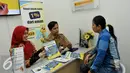 Dua orang petugas memberikan penjelasan mengenai proses pembayaran pajak, di Gerai Pajak, Tanah Abang, Jakarta, Selasa (1/9/2015). Gerai layanan terpadu merupakan kerjasama antara Dirjen Pajak KPP dan Pemprov DKI Jakarta. (Liputan6.com/Johan Tallo)
