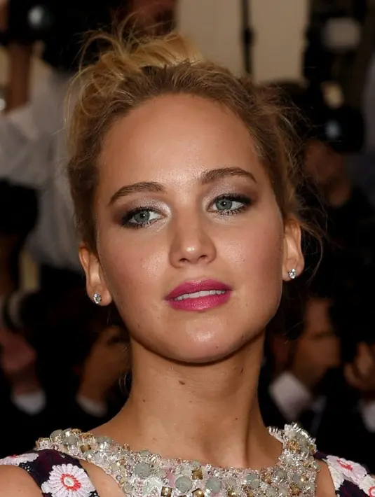 Aktris The Hunger Games tersebut memaksa delapan marshmallow ke dalam mulutnya di permainan Truth or Dare dengan Liam Hemsworth dan Josh Hutcherson dalam segmen MTV News, Camp Mockingjay. (AFP/Bintang.com)