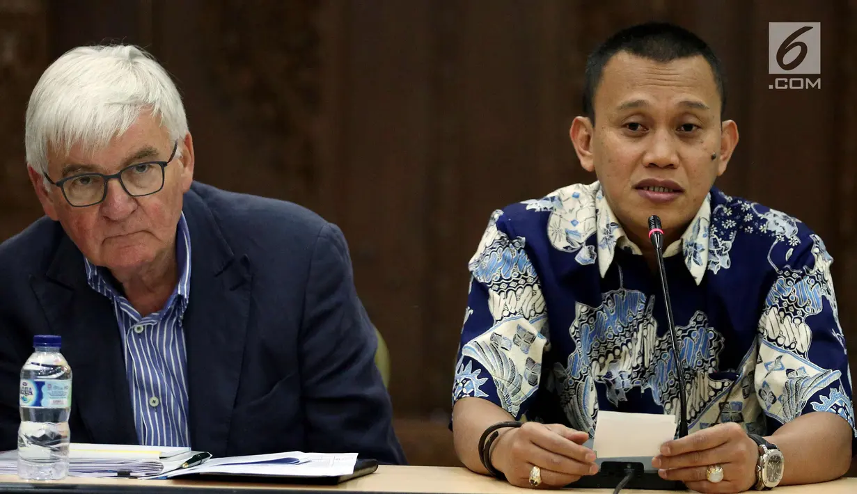 Sekretaris Jenderal PKB Abdul Kadir Karding (kanan) bersama Pembina Friedrich Naumann Stiftung (FNS) Jerman, Jurgen Morlok memberikan keterangan pers di Jakarta, Selasa (31/10). (Liputan6.com/Johan Tallo)