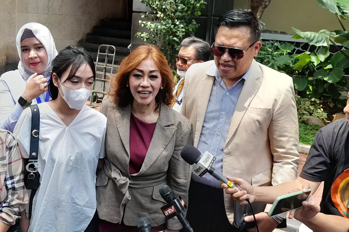 Anastasia Pretya Amanda alias APA dan kuasa hukumnya mendatangi Polda Metro Jaya, Kamis (16/3/2023)
