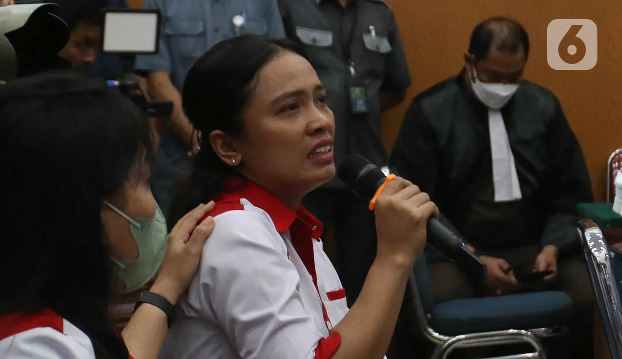 Kakak Brigadir Yosua Yuni Artika Hutabarat  memberikan keterangan saat mengikuti sidang lanjutan pembunuhan Brigadir Yosua dengan terdakwa Richard Eliezer Pudihang Lumiu di PN Jakarta Selatan, Jakarta, Selasa (25/10/2022). Sidang itu beragenda mendengarkan keterangan saksi diantaranya saksi pelapor Kamaruddin Simanjuntak, kedua orang tua korban Samuel Hutabarat dan Rosti Simanjuntak serta pacar korban Vera Simanjuntak. (Liputan6.com/Herman Zakharia)