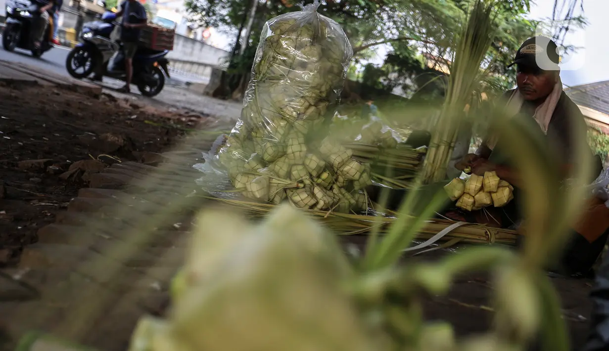 Pedagang musiman memilah kulit ketupat di bawah kolong jembatan kawasan Pesanggrahan, Jakarta, Jumat (8/7/2022). Pedagang musiman memanfaatkan Idul Adha untuk berjualan kulit ketupat. (Liputan6.com/Johan Tallo)