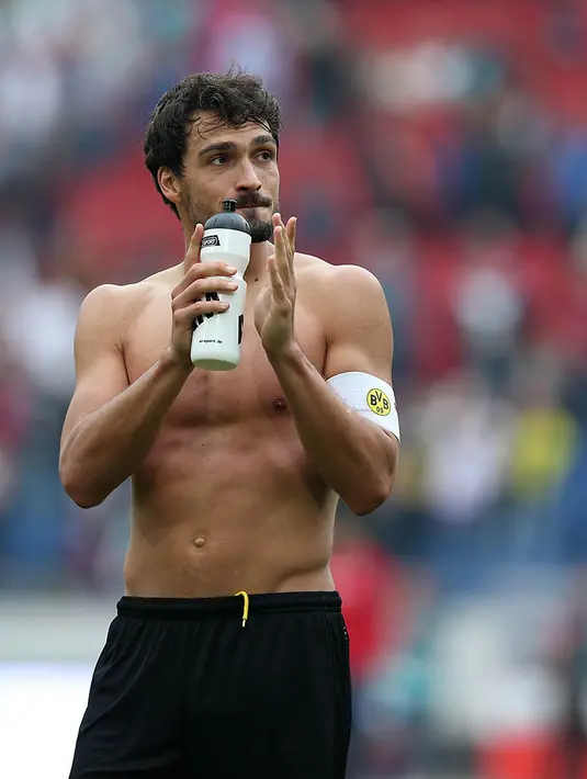 3. Mats Hummels, bek andalan Dortmund ini kemungkinan akan kembali ke klub lamanya, Bayern Munchen. Kabar transfer ini didapatkan Bild langsung dari Chief Executive Munchen, Karl Heinz Rummenigge. (AFP/Ronny Hartmann)