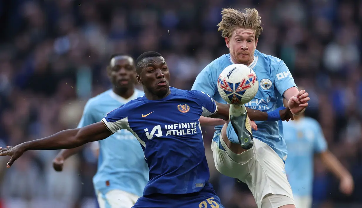 Laga kedua tim berlangsung ketat dan saling adu serang. (AP Photo/Ian Walton)