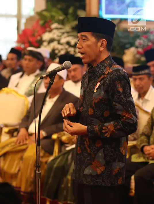 Presiden Joko Widodo memberikan sambutan di hadapan para kiai dan habib se-Jadetabek di Istana Negara, Jakarta, Kamis (7/2). Pertemuan dihadiri 400 kiai dan habib se-Jadetabek. (Liputan6.com/Angga Yuniar)