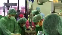 Sebanyak 100 orang dokter dilibatkan dalam operasi pemisahan bayi kembar siam itu.