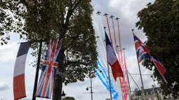 Terbang lintas ini menjadi bagian upacara penyambutan resmi untuk Raja Inggris Charles III dan Ratu Inggris Camilla di atas Jalan Champs-Elysees di Paris pada tanggal 20 September 2023. (Emmanuel Dunand/AFP)