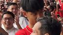 Terlihat Dhofin Maulana Jamil begitu senang saat tercipta gol bagi Indonesia. Dhofin yang telah kembali ke tribun penonton mendokumentasikan kegembiraan para penonton.(Liputan6.com/IG/@ibnujamilo)