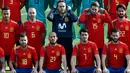 Pemain timnas Spanyol berpose mengenakan jersey terbaru di "Ciudad del Futbol" di Las Rozas, dekat Madrid (8/11). Jersey terbaru ini akan digunakan Spanyol untuk Piala Dunia 2018 di Rusia. (AFP Photo/Pierre Philippe Marcou)