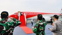 Presiden Jokowi melakukan kunjungan kerja ke jawa Timur dengan Pesawat Kepresidenan yang telah berganti warna menjadi merah putih. (Setpres)
